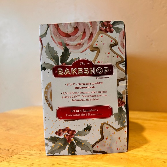 Set of 4 Christmas Gingerbread Ceramic Ramekins made by The BakeShop. NWTS - Picture 10 of 10